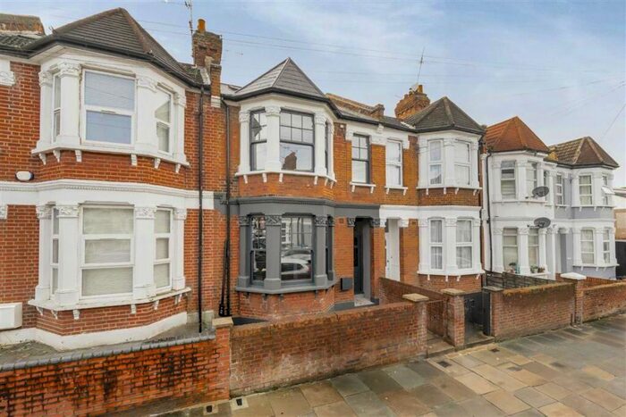 3 Bedroom Flat To Rent In Pine Road, Cricklewood, NW2