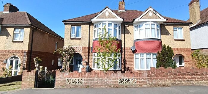 4 Bedroom Semi Detached House For Sale In Coronation Road, Aldershot, GU11