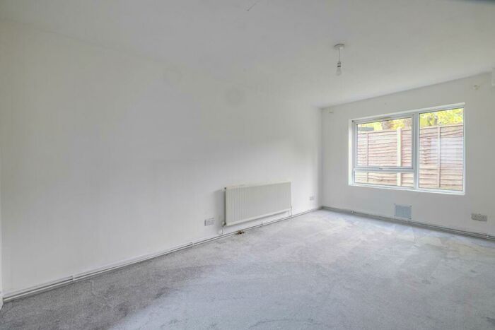 1 Bedroom Apartment To Rent In Claret Gardens, Abbots Court, SE25