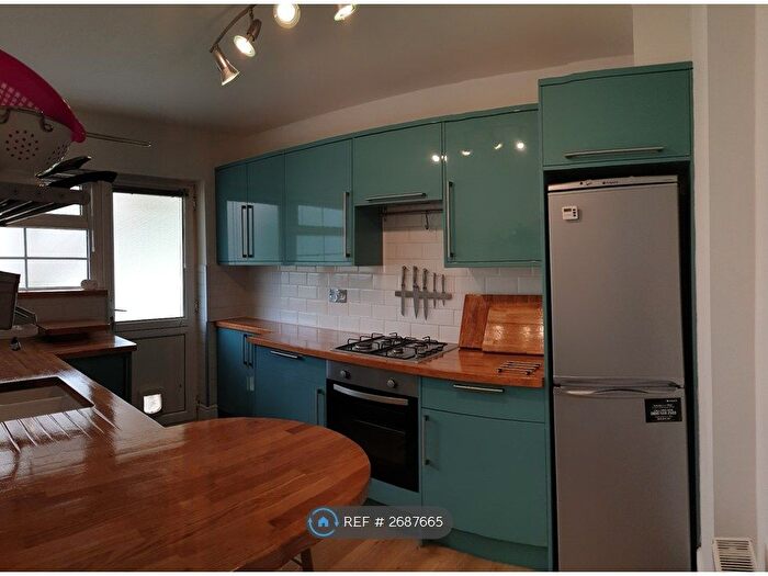 2 Bedroom Flat To Rent In Amblecote Road, London, SE12