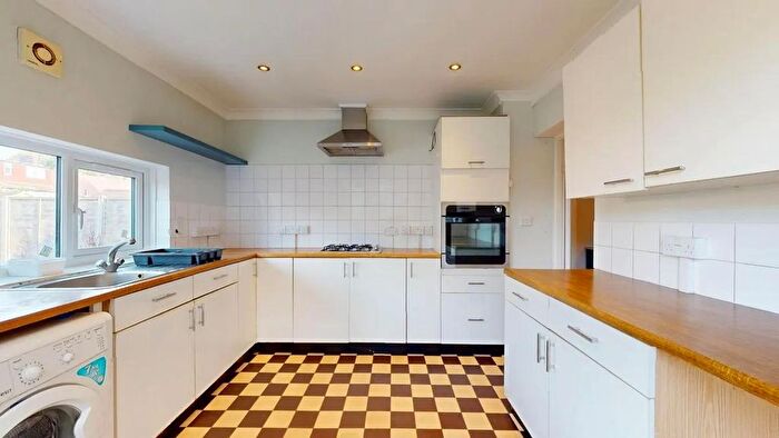 2 Bedroom Flat To Rent In Acton, W3