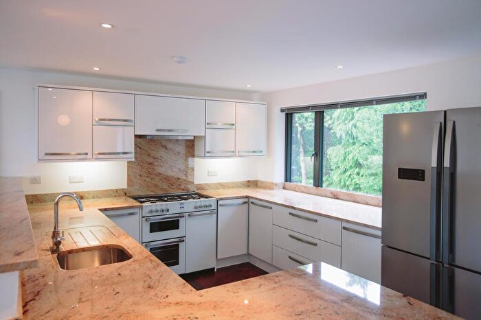 2 Bedroom Flat To Rent In Hollies Park Court, Weetwood Lane, Weetwood, Leeds, LS16