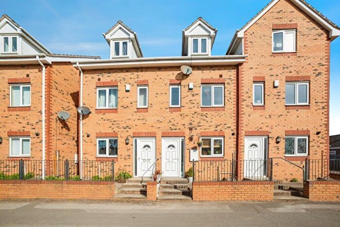 4 Bedroom Town House To Rent In Halfway Close, Goldthorpe, S63