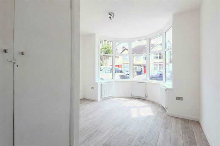 3 Bedroom Apartment To Rent In Hayes Crescent, Golders Green, London, NW11