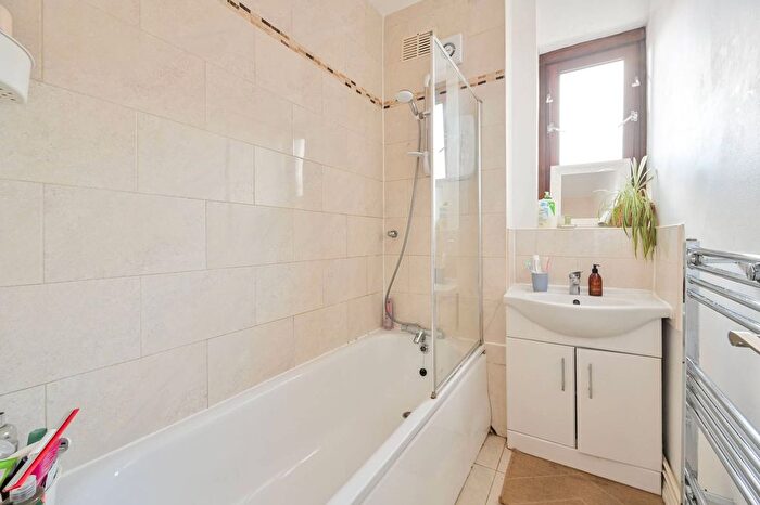 3 Bedroom Flat To Rent In Lulworth House, Stockwell, London, SW8