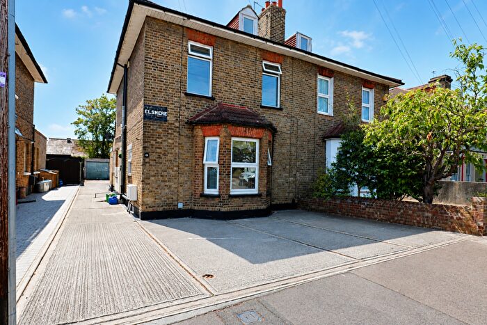 2 Bedroom Maisonette To Rent In Dymoke Road, Hornchurch, RM11