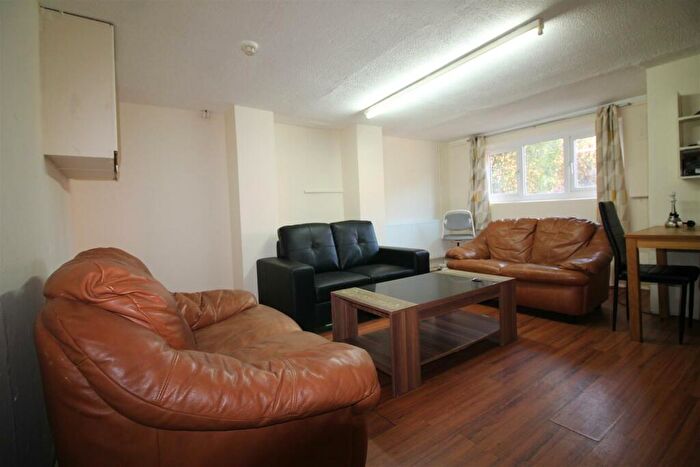 6 Bedroom House To Rent In Royal Park Avenue, Hyde Park, Leeds, LS6