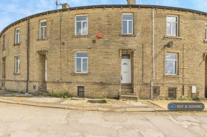 3 Bedroom Semi Detached House To Rent In Beacon St, Huddersfield, HD2