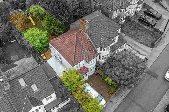 3 Bedroom Semi Detached House For Sale In Woodcroft Avenue, Stanmore, HA7