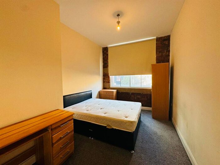 2 Bedroom Flat To Rent In Apt, Canal Road, Bradford, BD1