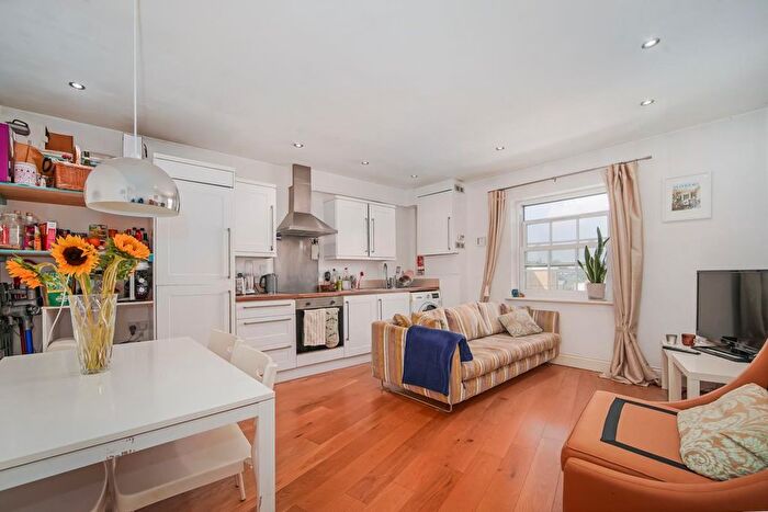 2 Bedroom Flat To Rent In Crescent Lane, London, SW4