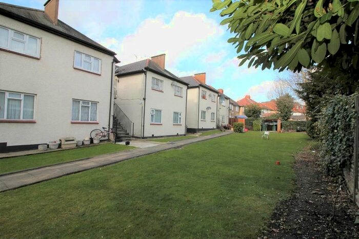 3 Bedroom Flat To Rent In Green Court, Edgware, Middlesex, HA8