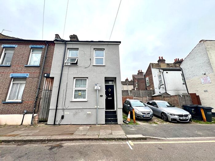 6 Bedroom Terraced House To Rent In Baker Street, Luton, LU1