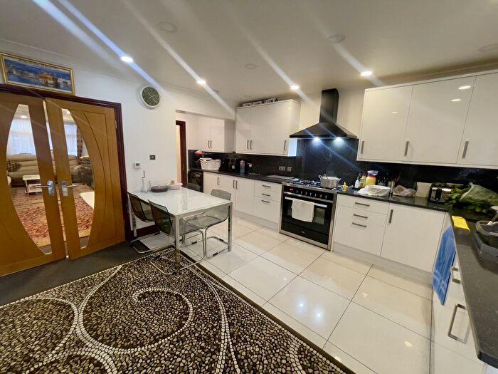 5 Bedroom Semi-Detached House To Rent In Penbury Road, Southall, Greater London, UB2