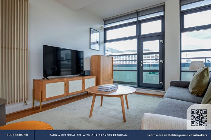 3 Bedroom Flat To Rent In Old Street, London, EC1Y