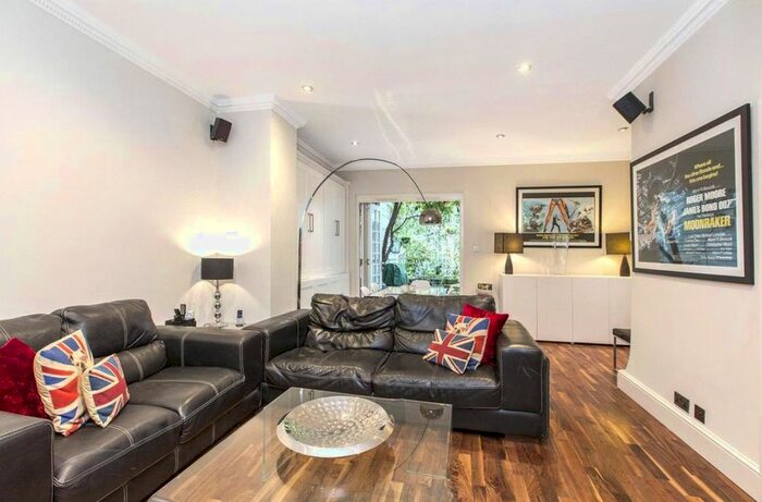 2 Bedroom Flat To Rent In St. Georges Square, London, SW1V
