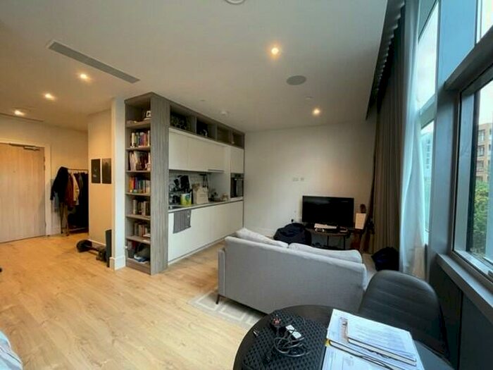 Apartment To Rent In Addlestone, KT15