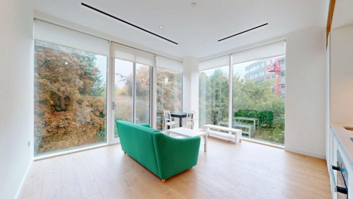 2 Bedroom Flat To Rent In Great West Road, Brentford, TW8