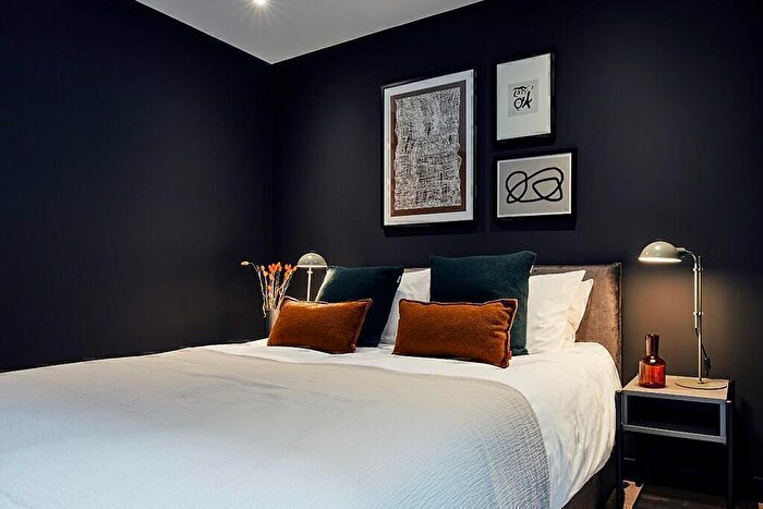 2 Bedroom Flat To Rent In Clyde Place, Glasgow, G5