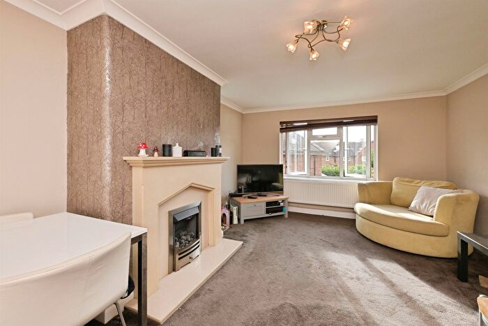 2 Bedroom Flat For Sale In Shaw Close, Cheshunt, Waltham Cross, EN8