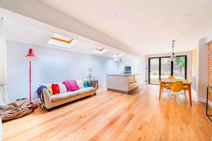 2 Bedroom Flat To Rent In Munster Road, Fulham, London, SW6