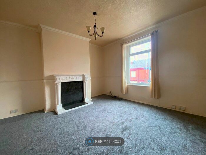 2 Bedroom Flat To Rent In Ainsworth Road, Radcliffe, Manchester, M26
