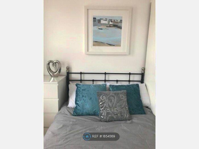 1 Bedroom Flat To Rent In Vicarage Farm Road, Hounslow, TW3