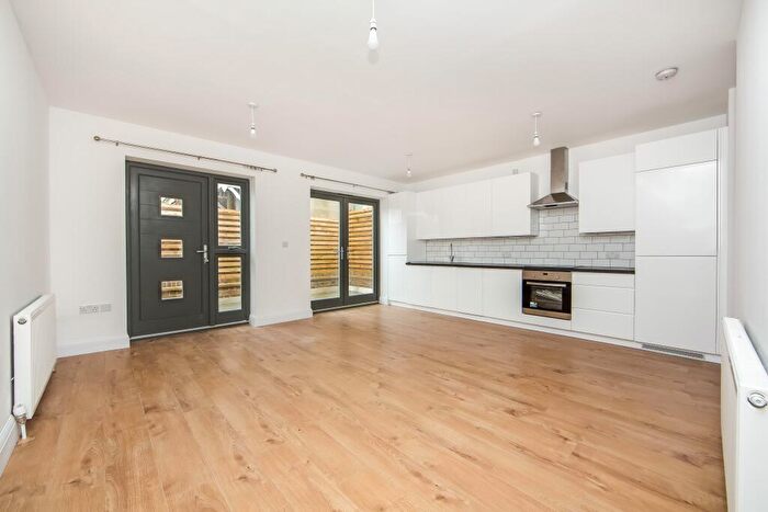 2 Bedroom Flat To Rent In Coval Road, East Sheen, SW14