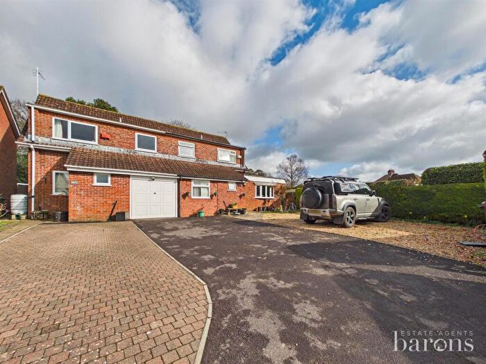 3 Bedroom Semi Detached House For Sale In Foxmoor Close, Oakley, Basingstoke, RG23