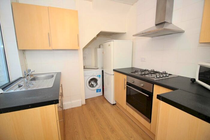 2 Bedroom Flat To Rent In Simonside Terrace, Heaton, Newcastle Upon Tyne NE6