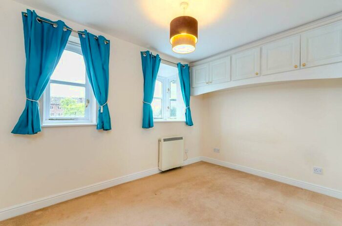 1 Bedroom Flat To Rent In Woodfield Road, Thames Ditton, KT7