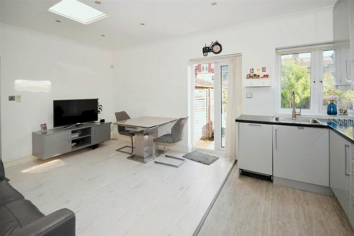 2 Bedroom Flat To Rent In Grand Drive, London, SW20