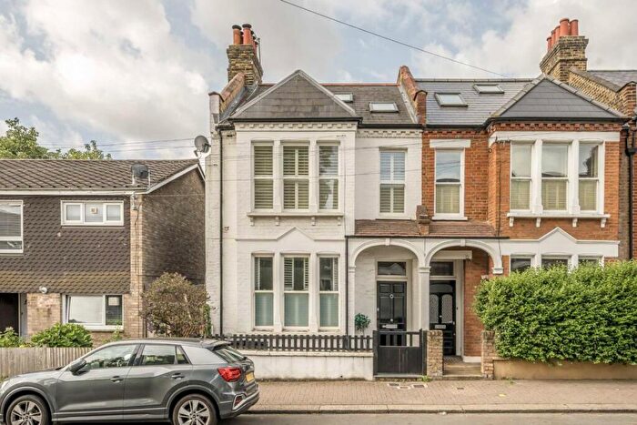 3 Bedroom Flat To Rent In Hazelbourne Road, Clapham South, SW12
