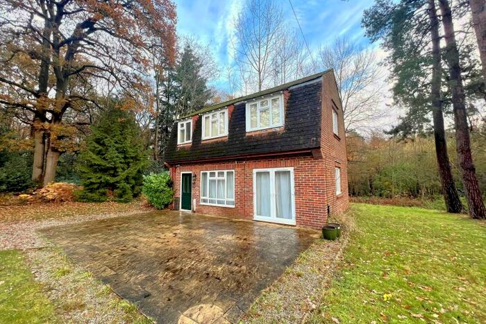 1 Bedroom Detached House To Rent In Ottershaw, Woking, Surrey, KT16
