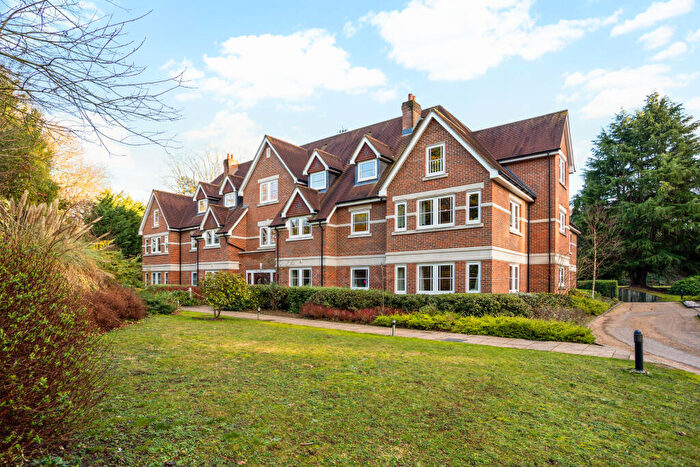 3 Bedroom Flat To Rent In Lakewood, Fairmile Common, Cobham, Surrey, KT10