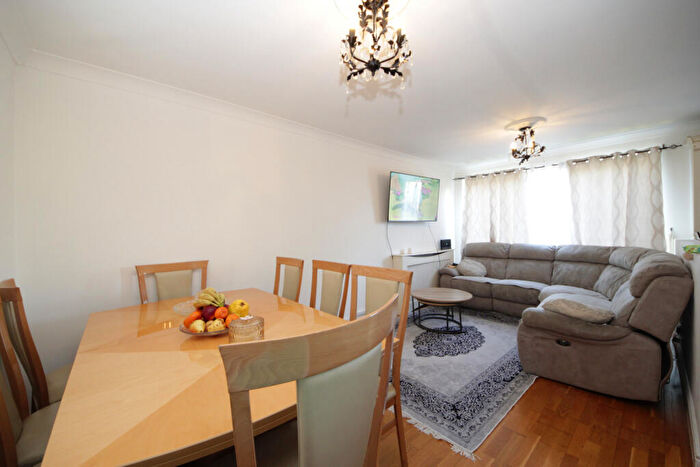 2 Bedroom Flat To Rent In Waverley Road, EN2