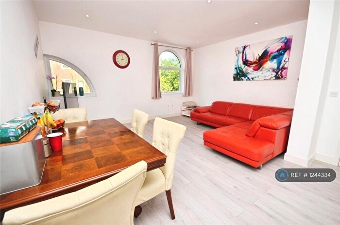 3 Bedroom Flat To Rent In Gatehouse Way, Aylesbury, HP19