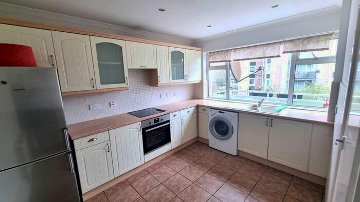 3 Bedroom Maisonette To Rent In Samuel Street, Woolwich, London, SE18