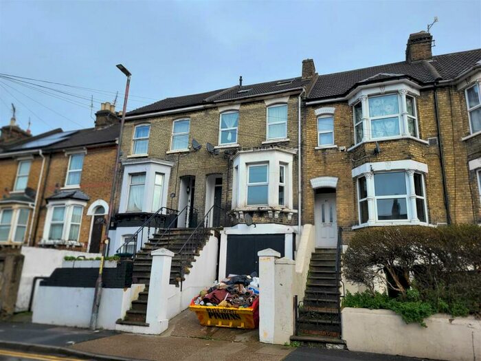 1 Bedroom Flat To Rent In Luton Road, Chatham, ME4