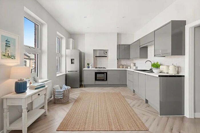 2 Bedroom Flat To Rent In Munster Road, Bishops Park, SW6