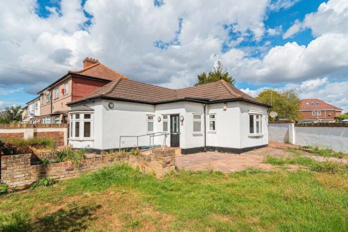 3 Bedroom Bungalow For Sale In Spring Grove Road, Hounslow, TW3