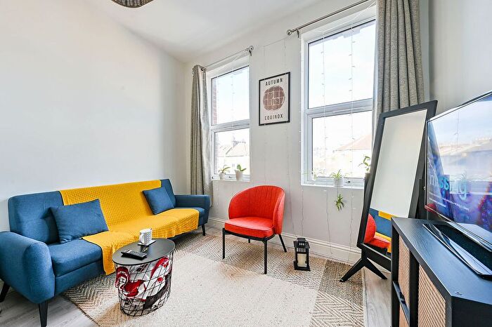 2 Bedroom Flat To Rent In Uxbridge Road, Shepherd's Bush, London, W12