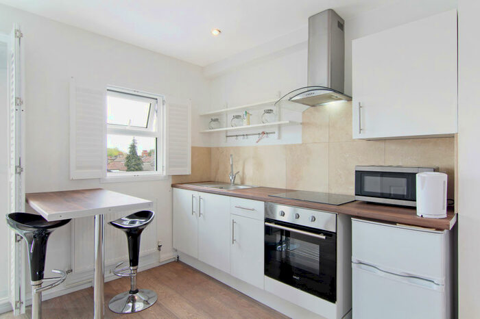 Flat To Rent In Meadvale Road, Croydon, Surrey, CR0