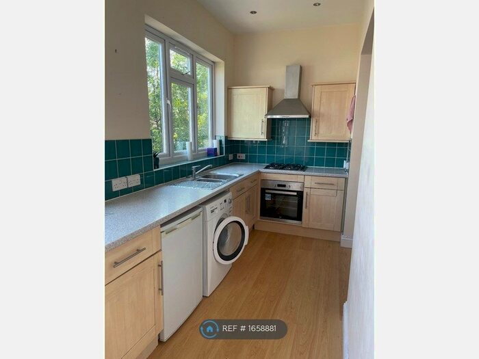 2 Bedroom Flat To Rent In Central Avenue, Molsey, KT8