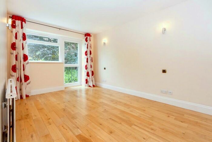 2 Bedroom Flat To Rent In Canonbie Road, Honor Oak, SE23