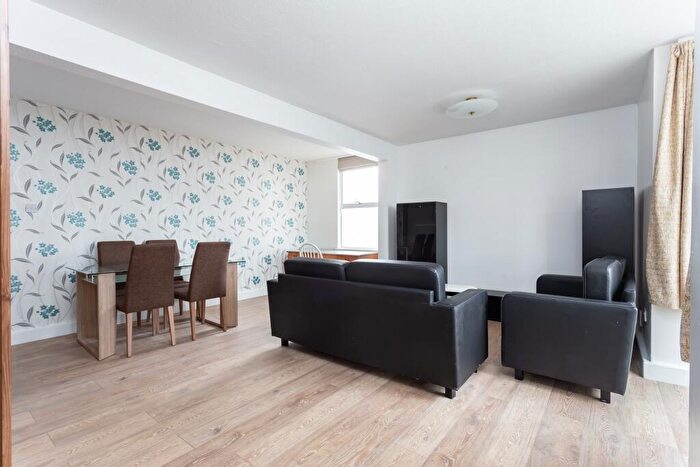 3 Bedroom Flat To Rent In Kestrel House, Grant Road, London, SW11