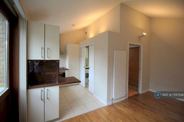 2 Bedroom Flat To Rent In Highwood Court, London, N5