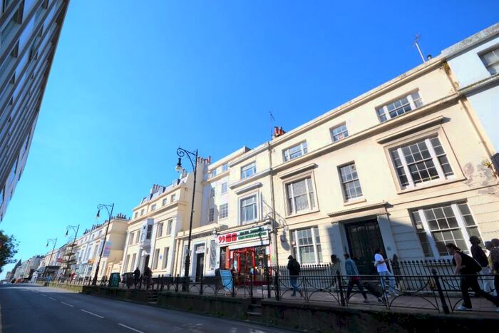 3 Bedroom Flat To Rent In Queens Road, Brighton, BN1