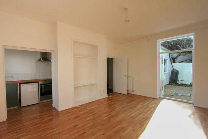 1 Bedroom Apartment To Rent In Bristol Gardens, Brighton, BN2