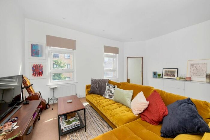 2 Bedroom Maisonette To Rent In Crystal Palace Road, East Dulwich, London, SE22